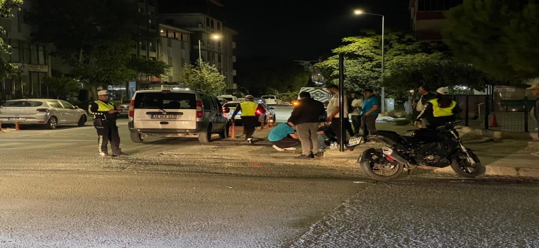 Kavşakta motosiklet ile hafif ticari araç çarpıştı: 2 yaralı