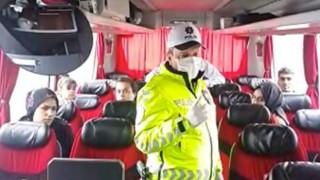 POLİS EKİPLERİNDEN YOLCULARA UYARI; “KOLTUKLARDA TEK TEK OTURUN”
