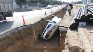 ARAÇ ÇUKURA DÜŞTÜ