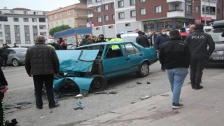 KAZADA 2 ARACA ÇARPINCA ORTALIK SAVAŞ ALANINA DÖNDÜ