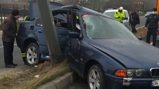 AYDINLATMA DİREĞİNE ÇARPAN OTOMOBİLİN SÜRÜCÜSÜ YARALANDI