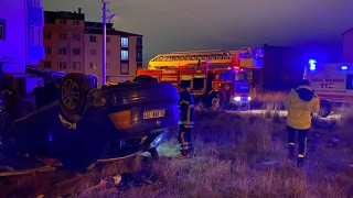 TAKLA ATAN ARACIN SÜRÜCÜSÜ AĞIR YARALANDI