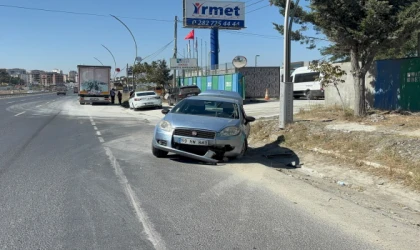 TIR’ın darbesiyle otomobil savruldu