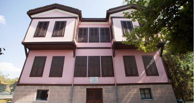 SARIKURT: EL ELE VEREREK ATATÜRK EVİMİZİ İNŞA EDECEĞİZ