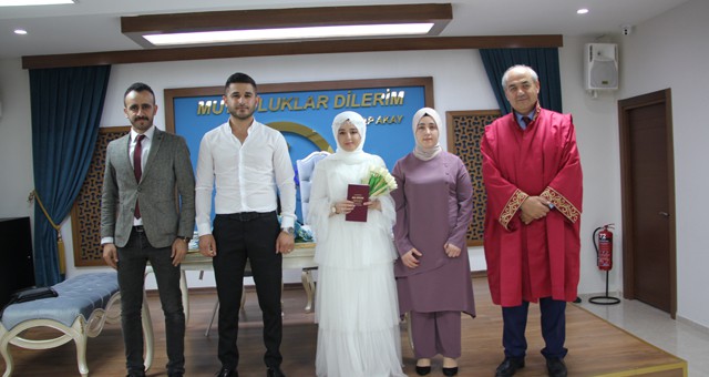 ÖZEL GÜNDE 11 ÇİFT NİKAH MASASINA OTURDU