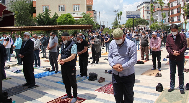 74 GÜN ARANIN ARDINDAN İLK CUMA NAMAZI KILINDI