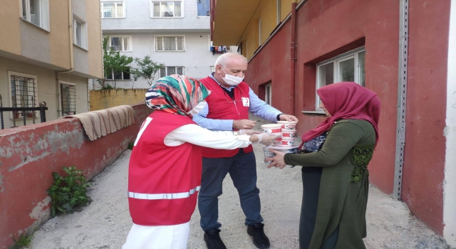 KIZILAY İFTAR YEMEKLERİNİ EVLERE TAŞIDI