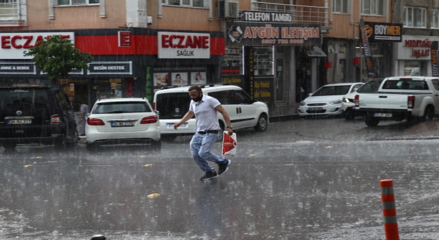 YAĞMURA HAZIRLIKSIZ YAKALANDILAR