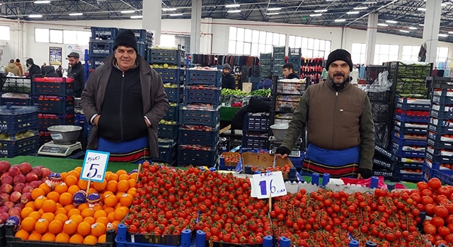 ARTAN FİYATLARA PAZARCI DA VATANDAŞ DA TEPKİLİ