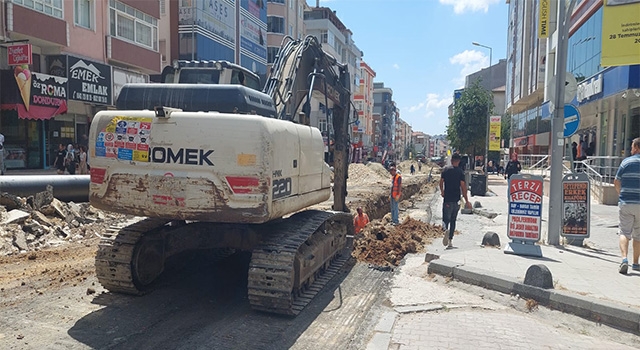 ÖZTRAK CADDESİ’NDE ALT YAPI ÇALIŞMALARI HIZLA DEVAM EDİYOR