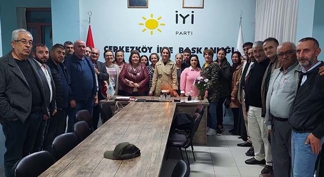 İYİ PARTİ 5. YAŞINI PASTA KESEREK KUTLADI