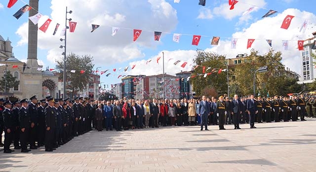 KUTLAMALAR ÇELENK SUNMA TÖRENİ İLE BAŞLADI