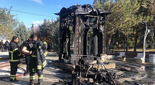 KAPAKLI’DA ÇIKAN YANGINDA SAAT KULESİ KÜLE DÖNDÜ