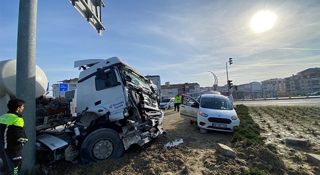 KAPAKLI SARAY YOLUNDA KAZA: 2 YARALI