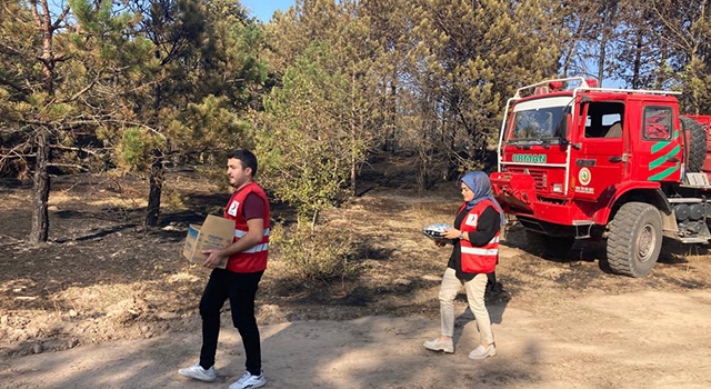 KIZILAY’DAN İTFAİYE EKİPLERİNE AYRAN VE SU İKRAMI