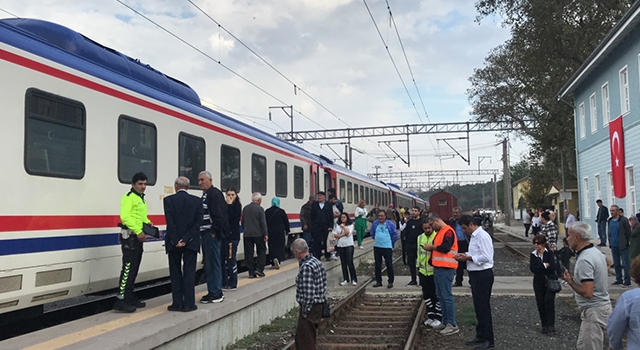 TREN İSTASYONUNDA FECİ ÖLÜM; RAYLARIN ALTINDA CAN VERDİ