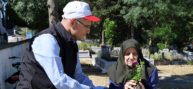 MEZARLIKLARDA ÜCRETSİZ ÇİÇEK DAĞITIMI YAPILDI