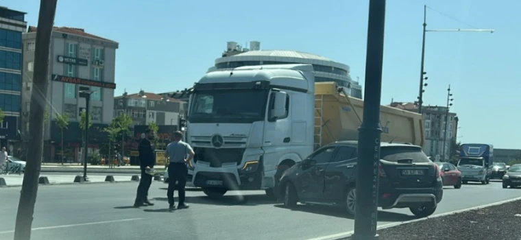 ÇERKEZKÖY’DE 29 EKİM CADDESİNDE KAZA: KAMYON VE BİNEK ARAÇ ÇARPIŞTI