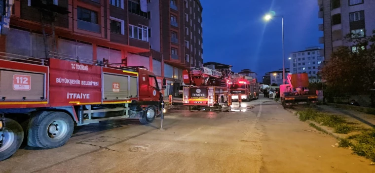 ÇERKEZKÖY’DE APARTMAN ÇATISINDA KORKUTAN YANGIN: MAHSUR KALANLAR KURTARILDI