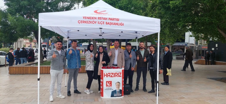 YENİDEN REFAH PARTİSİ ANNELER GÜNÜ'NDE ANNELERE KIRMIZI GÜL DAĞITTI