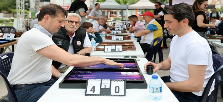 Çerkezköy Belediyesi Belediyeden Babalar Günü’ne özel düzenlediği ‘Tavla Turnuvası’ ilgi gördü