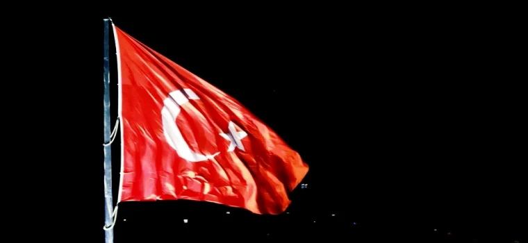 SÜLEYMANPAŞA SEMALARINDA AY YILDIZLI GURUR: 59. KİRAZ FESTİVALİ’NDE UNUTULMAZ BAYRAK SÜRPRİZİ!