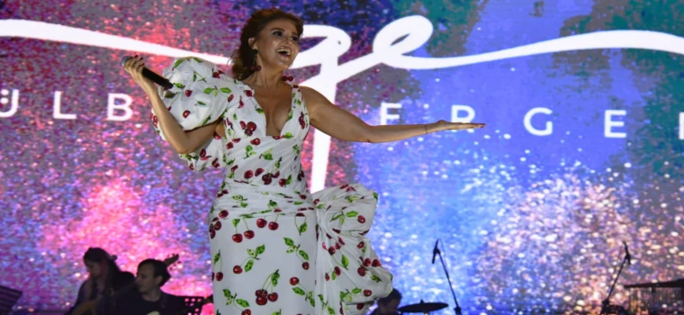 TEKİRDAĞ’DA KİRAZ FESTİVALİNE MUHTEŞEM FİNAL! GÜLBEN ERGEN SAHNEDE BÜYÜLEDİ
