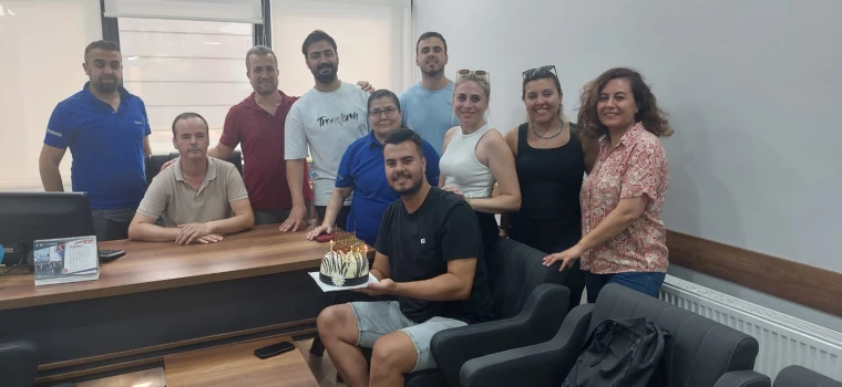 BSH ÇALIŞANI GÖKAY TURGAY’A ARKADAŞLARINDAN SÜRPRİZ YAŞ GÜNÜ KUTLAMASI
