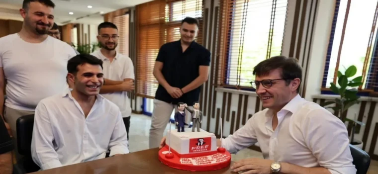 CHP’Lİ GENÇLER BAŞKAN AKAY’A DOĞUM GÜNÜ SÜRPRİZİ YAPTI