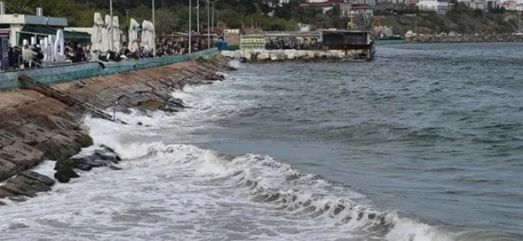 TEKİRDAĞ’DA POYRAZ TEHLİKESİ: 3 İLÇEDE DENİZE GİRMEK YASAKLANDI