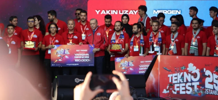 BOZOK ROKET TAKIMI ÖDÜLÜNÜ CUMHURBAŞKANI ERDOĞAN’IN ELİNDEN ALDI