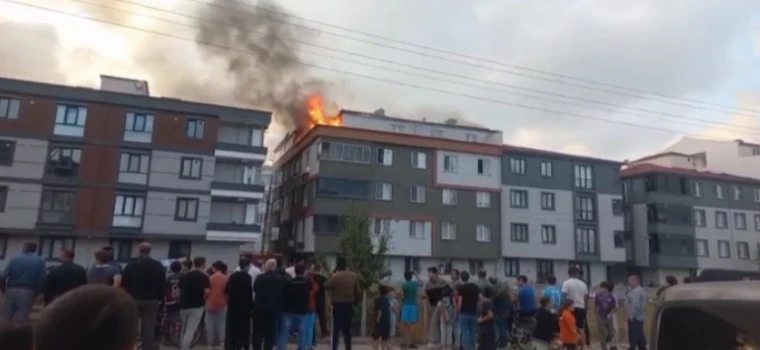 KAPAKLI’DA APARTMAN ÇATISINDA YANGIN PANİĞİ