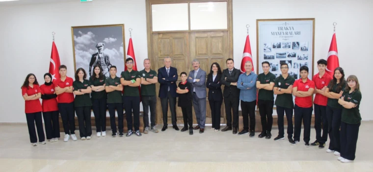 KAYMAKAM GÜNLÜ BAŞARILI ÖĞRENCİLERİ KUTLADI