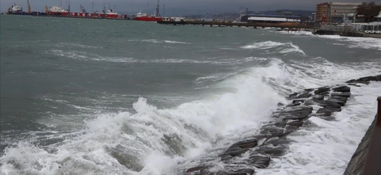 MARMARA’DA FIRTINA ALARMI: TEKİRDAĞ AÇIKLARINDA GEMİLER DEMİR ATTI