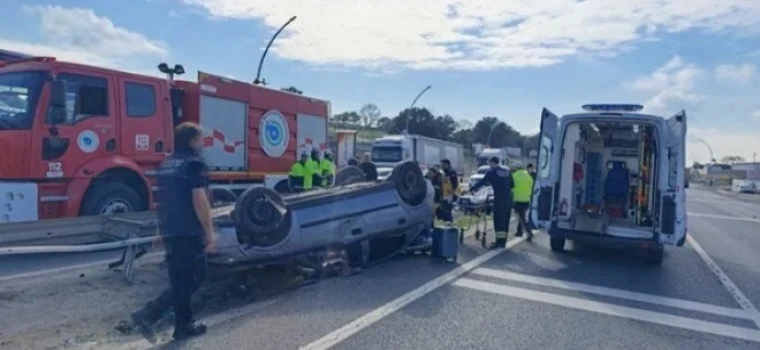 OTOMOBİL BARIYERE ÇARPIP TAKLA ATTI