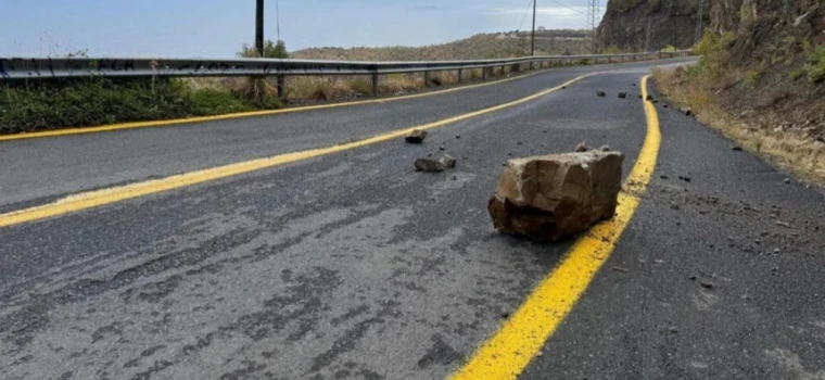 TEKİRDAĞ-ŞARKÖY YOLUNDA HEYELAN PANİĞİ: KAYA PARÇALARI TRAFİĞİ DURDURDU