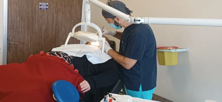 TEKİRDAĞ’DA ENGELLİ HASTAYA BAŞARILI DİŞ TEDAVİSİ: AMBULANS DESTEĞİYLE HASTANEYE GETİRİLDİ