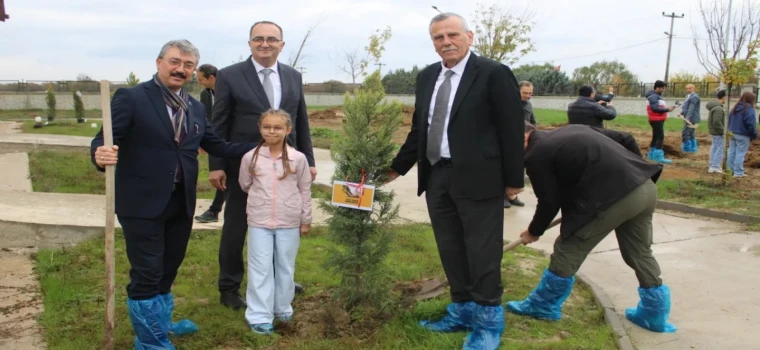 ÇERKEZKÖY’DE ÖĞRENCİLER FİDANLARI TOPRAKLA BULUŞTURDU