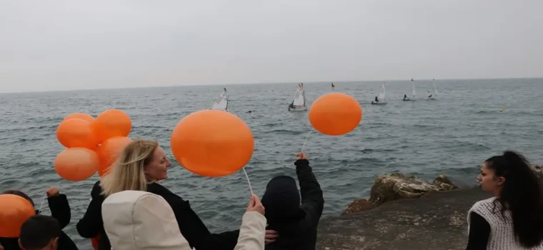 TEKİRDAĞ’DA YELKENCİLER TURUNCU BALONLARLA LÖSEMİYE DİKKAT ÇEKTİ