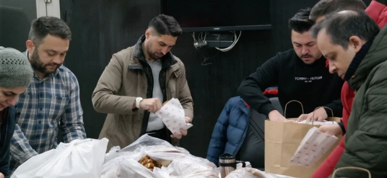 CHP ÇERKEZKÖY’DEN SABAH MESAİSİ: İŞÇİLERE SİMİT DAĞITARAK HAYAT PAHALILIĞINA DİKKAT ÇEKİLDİ