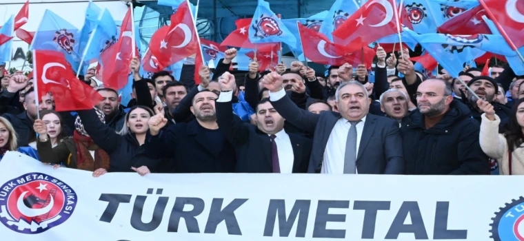 TÜRK METAL SENDİKASI UYUŞMAZLIK SONRASI İLK EYLEMİNİ GERÇEKLEŞTİRDİ