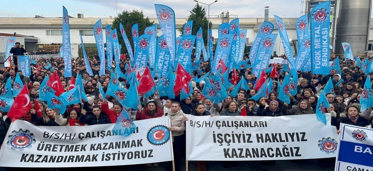 METAL İŞÇİLERİ “TOPLU BASIN AÇIKLAMASI” İLE EYLEMLERİNİ SÜRDÜRÜYOR