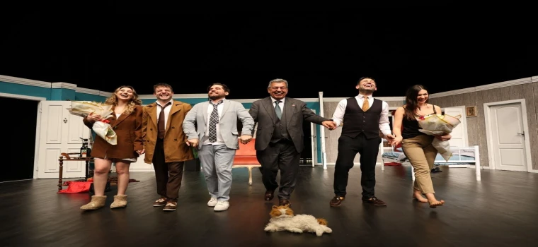 ÇOSB Konferans Salonu’nda Sahnelenen “Pembe Pırlantalar” Büyük İlgi Gördü