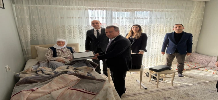 KAYMAKAM GÜRDAL, 100 YAŞINDAKİ ZEYNEP HANIM’A GEÇİCİ KİMLİK BELGESİNİ TAKDİM ETTİ