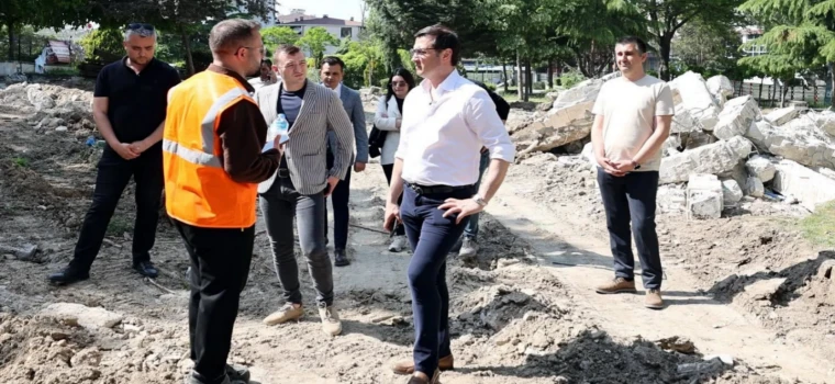 AKAY: “VELİKÖY MAHALLEMİZE MODERN, ESTETİK VE FONKSİYONEL BİR MEYDAN KAZANDIRACAĞIZ”