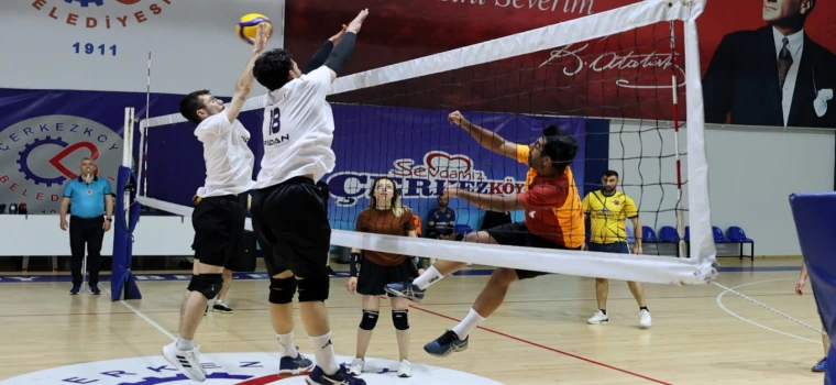 ÇERKEZKÖY BELEDİYESİ VOLEYBOL TURNUVASINDA ÇETİNKAYA PREMIUM FIRTINASI ESTİ