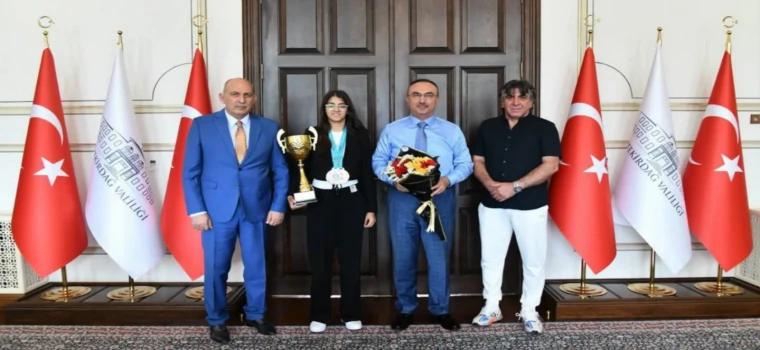 TEKİRDAĞLI ŞAMPİYON MEYRA APAYDIN’DAN VALİ SOYTÜRK’E ZİYARET
