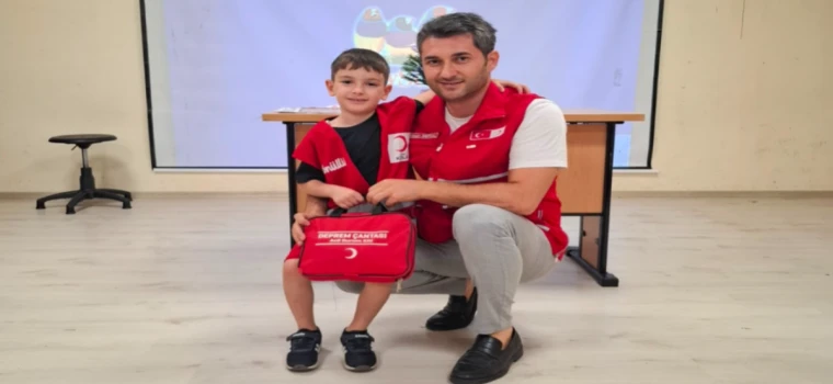 KIZILAY'DAN ÇERKEZKÖY'DE ÖĞRENCİLERE GÖNÜLLÜLÜK VE DAYANIŞMA ETKİNLİĞİ