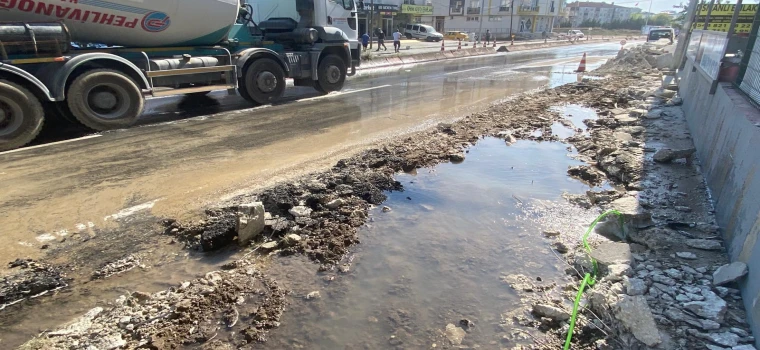 Patlayan Su Borusu Caddede Göle Dönüştü