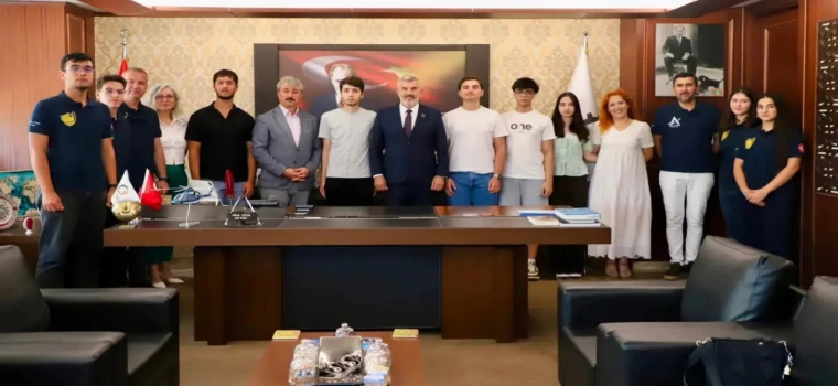 TÜRKİYE İLK 1000’İNE GİREN ÇERKEZKÖYLÜ ÖĞRENCİLERDEN ÇTSO BAŞKANI ÇETİN’E ZİYARET